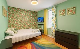 Tropical Comfort Room In Harlem Cozy Stay With Snacks & Style