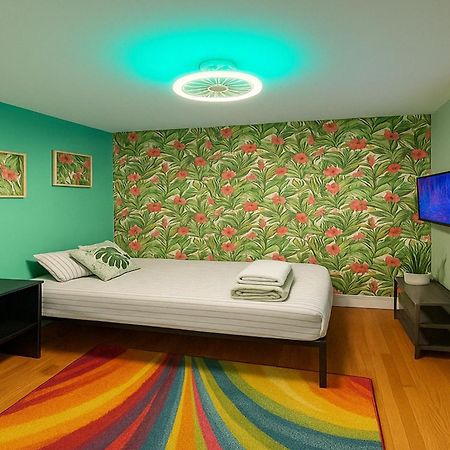 Tropical Comfort Room In Harlem Cozy Stay With Snacks & Style New York Exterior foto